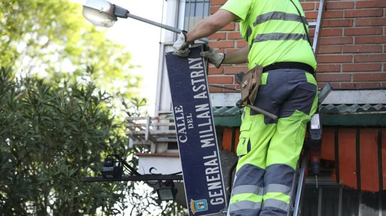 Un operario municipal retira la placa de la calle del General Millán Astray, en el distrito de Latina