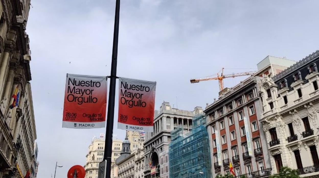 Carteles promocionando el Orgullo Gay en el centro de Madrid