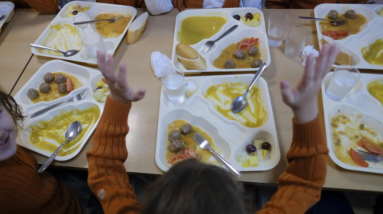 Imagen de alumnos en un comedor escolar