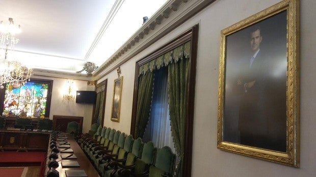 Pamplona restituye el retrato del Rey en el salón de plenos del Ayuntamiento