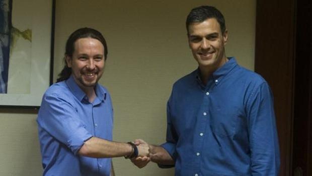 Iglesias transmite a Sánchez que no descarta votar en contra en su investidura