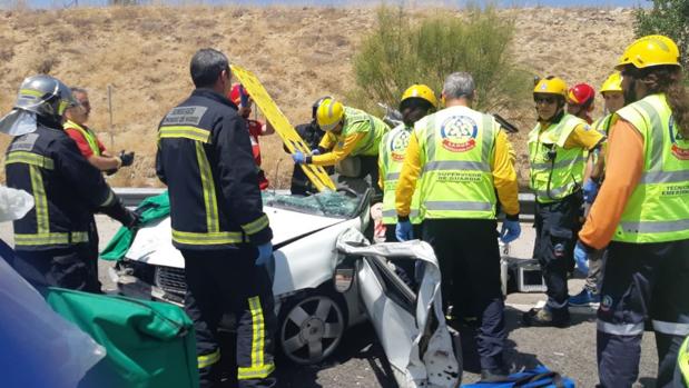 Una anciana de 81 años queda atrapada en su coche tras dar varias vueltas de campana