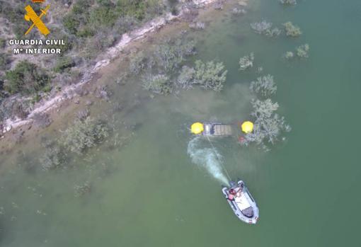 Vista aérea del lugar donde estaba el vehículo, con el cadáver de su dueño dentro