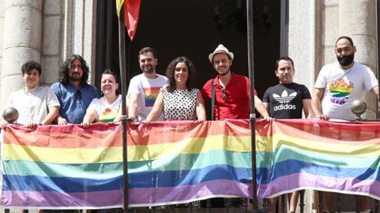 Bandera arcoiris en el balcón del Ayuntamiento de Toledo