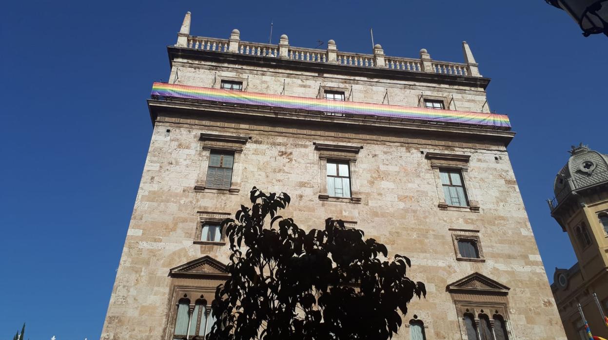 Imagen del Palau de la Generalitat con la bandera del Orgullo