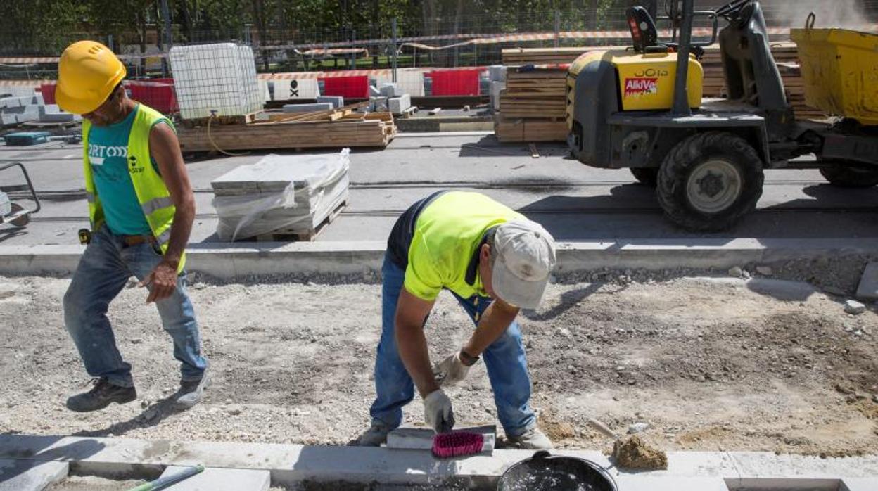 Trabajadores bajo el sol abrasador