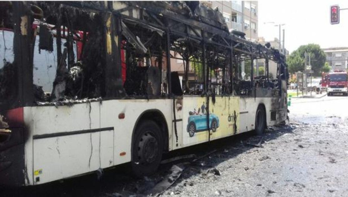 Autobús de Sant Joan Despí, totalmente calcinado