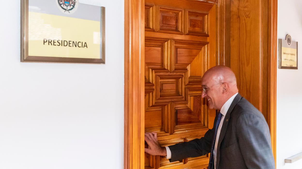 Jesús Julio Carnero, entrando hace unos días en su despacho en la Diputación de Valladolid