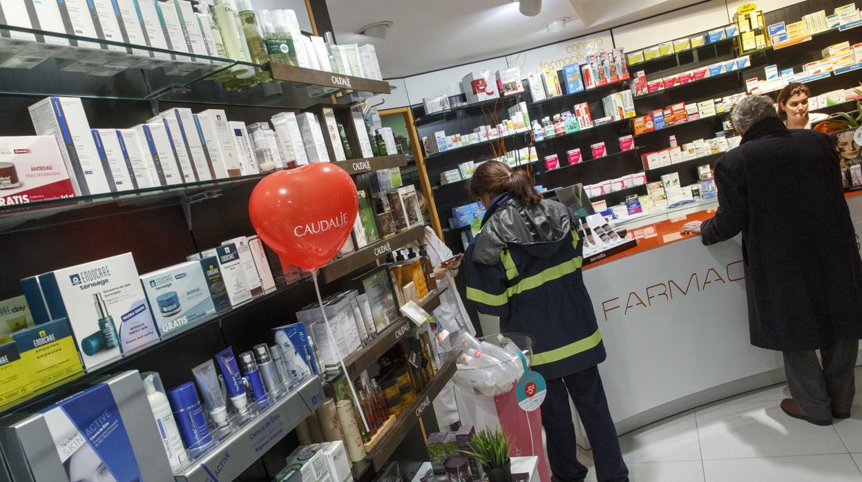 Clientes en una farmacia