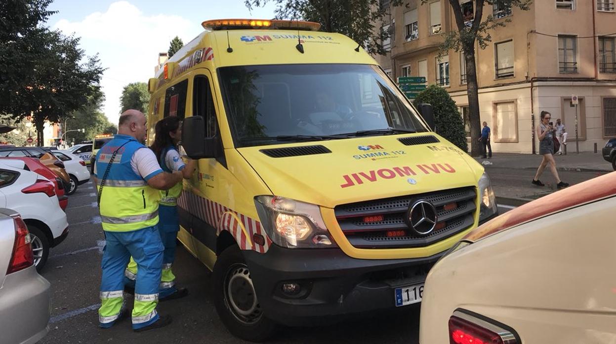 Imagen de archivo de una ambulancia en Madrid