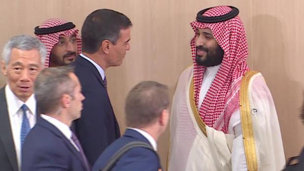 Doble rasero para medir los saludos al Príncipe saudí: bronca a Don Juan Carlos y silencio con Pedro Sánchez