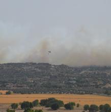 Un gran incendio obliga a desalojar viviendas en la urbanización Montesión de Toledo