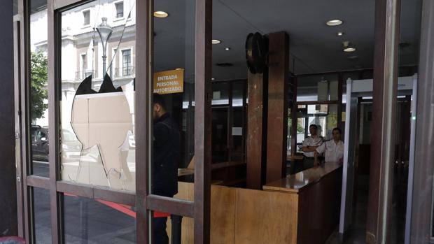 Detenido tras lanzar la base de piedra de una sombrilla contra la puerta de los juzgados de Valladolid