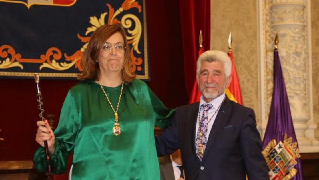 La presidenta de Diputación de Palencia, Ángeles Armisen, junto al diputado de mayor edad, José Antonio Arija, tras recibir el bastón