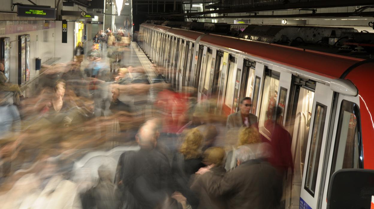 Pasajeros entrando en un vagón del metro de Barcelona.