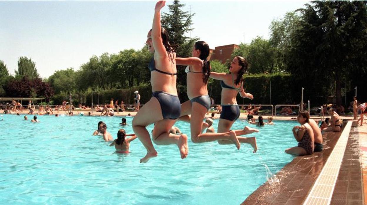 Usuarios de una piscina municipal madrileña