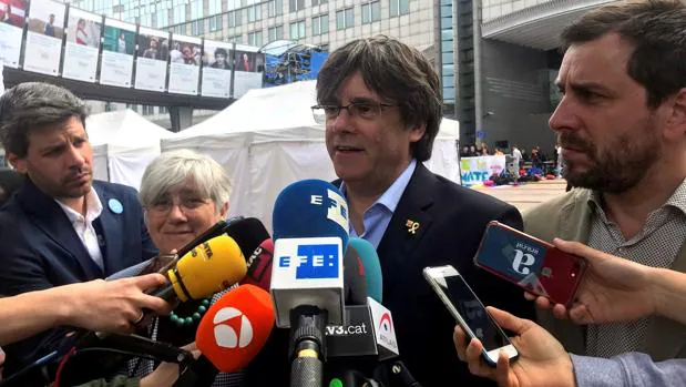 Tajani transmite a Puigdemont y Comín que no puede reconocerles como eurodiputados