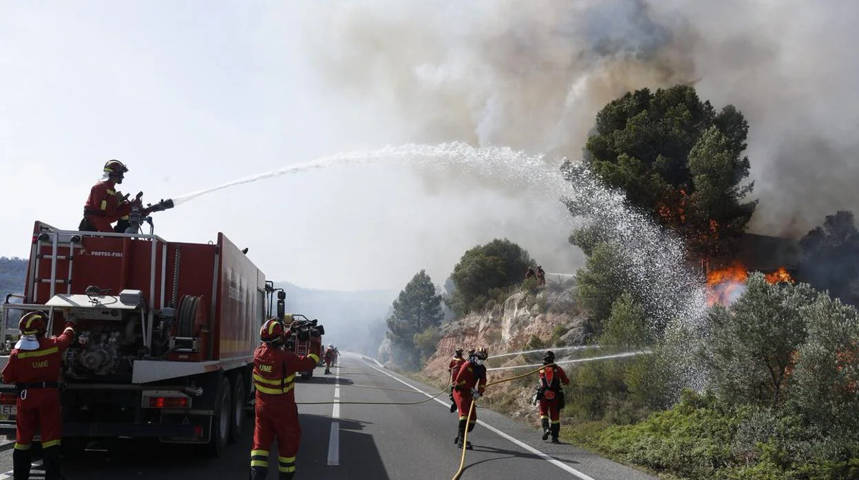 Bomberos de la UME durante la extinción del fuego en Tarragona