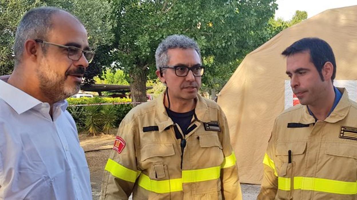 Buch y bomberos de la Generalitat durante el incendio de Tarragona