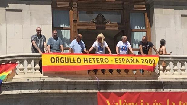 España 2000 cuelga una bandera con el lema «Orgullo Hetero» del balcón del Ayuntamiento de Valencia