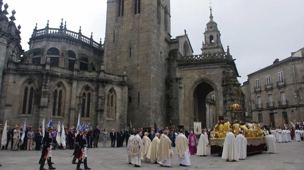 Procesión acompañando la figura simbólica del Santísimo Sacramento en la plaza de Santa María en Lugo