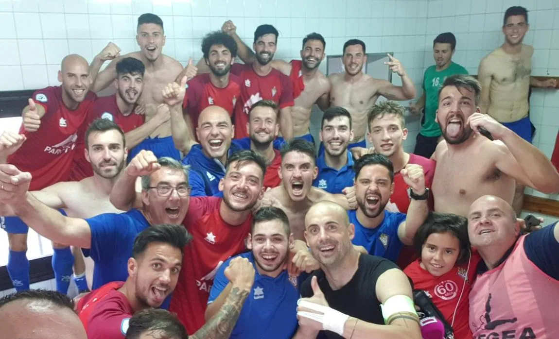 Los jugadores y empleados del Villarrobledo celebran el ascenso en el vestuario