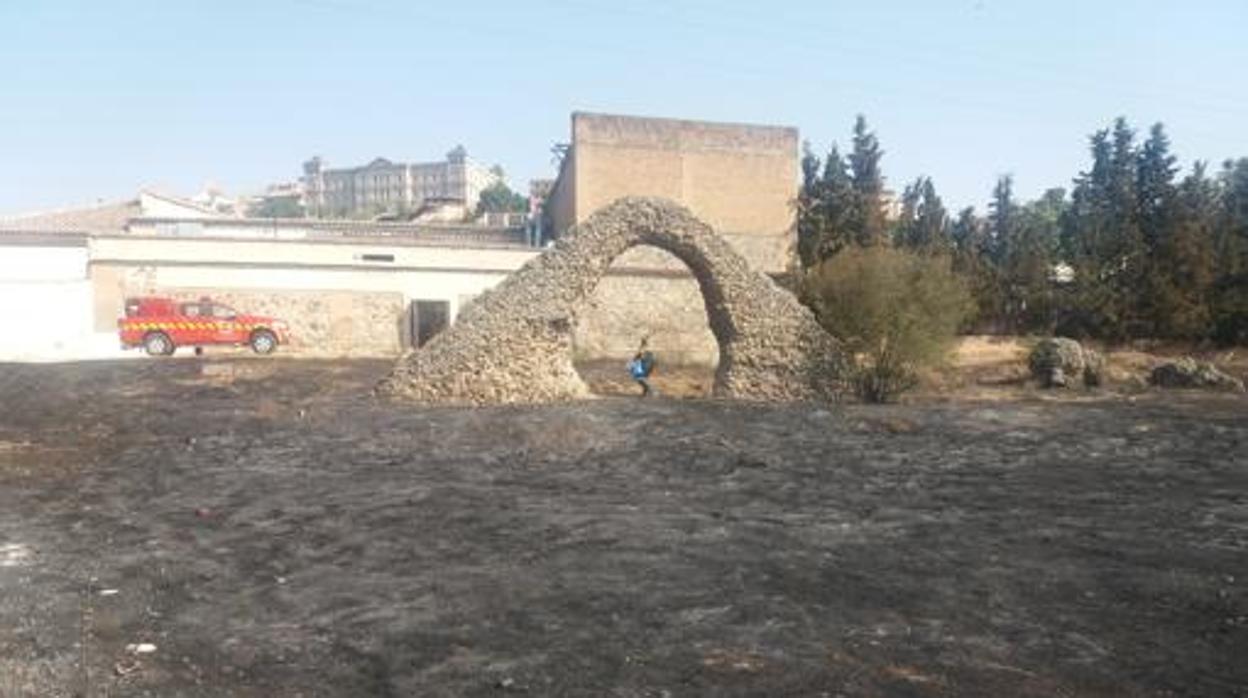 Zona calcinada por el incendio donde se encuentra el arco romano