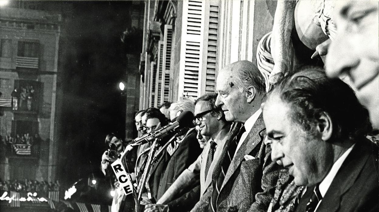 Josep Tarradellas, con Pujol a su izquierda, en su discurso «Ciutadans de Catalunya! Ja sóc aquí!» en octubre de 1977.