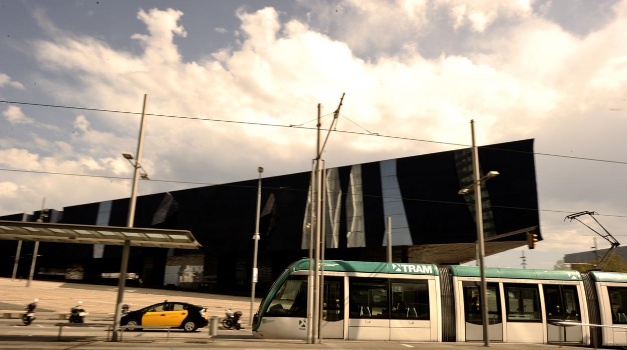 Un vagón de TRAM a su paso por el Fórum.