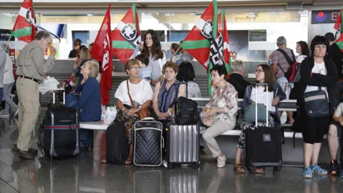 Cancelados 20 vuelos en el primer día de huelga en el aeropuerto de Bilbao