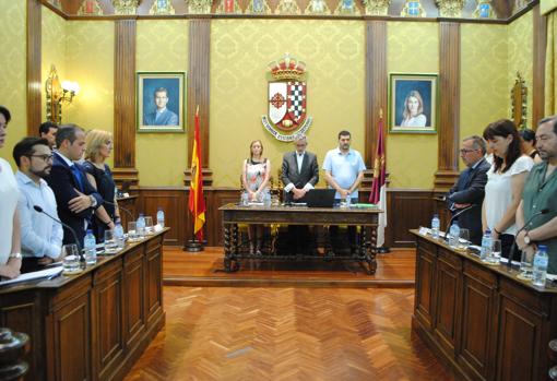 Minuto de silencio celebrado este lunes en el Ayuntamiento de Valdepeñas