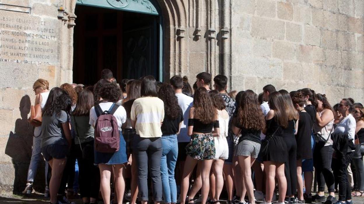 Asistentes al funeral del accidente de tráfico ocurrido en Vigo en mayo