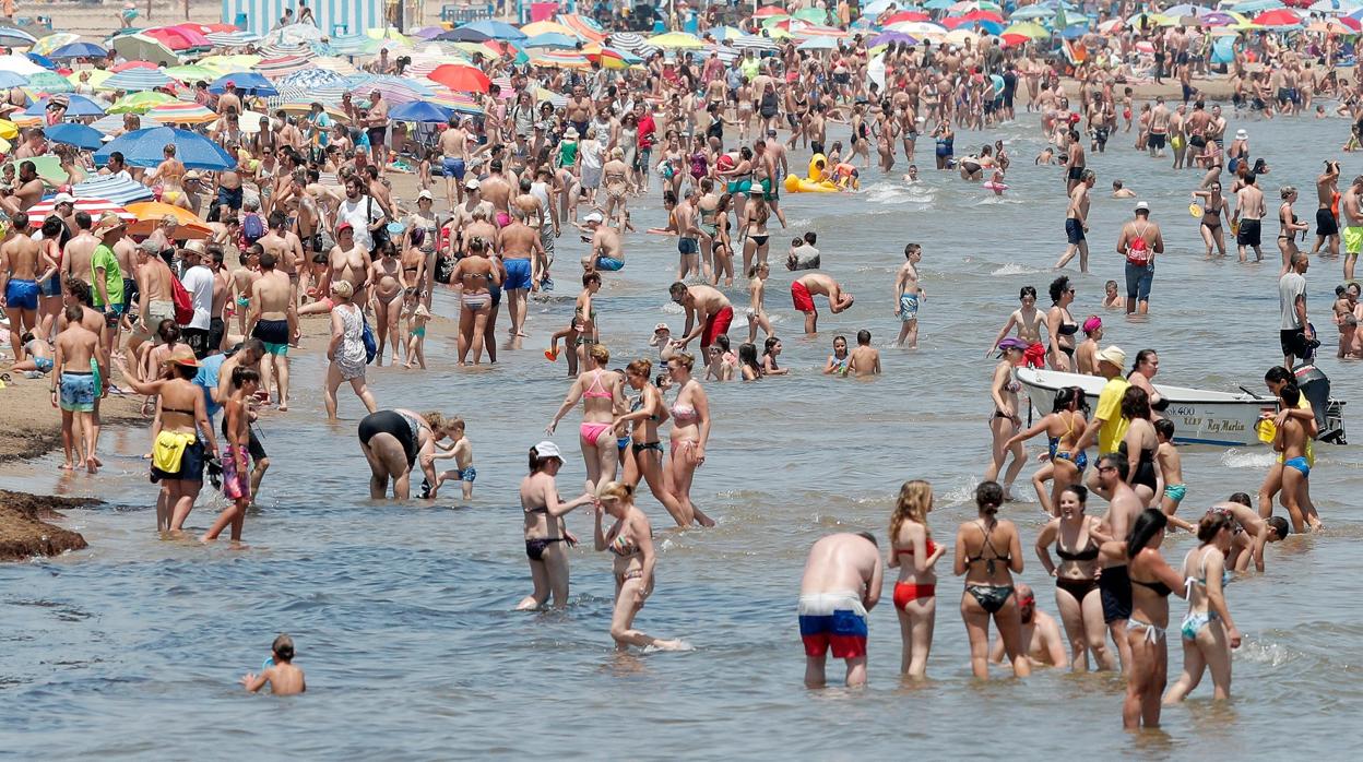 Imagen de la playa de Las Arenas de Valencia tomada este domingo