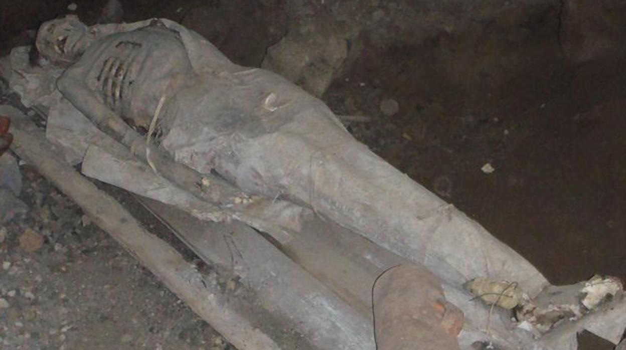 Una momia en Cueva del Drago