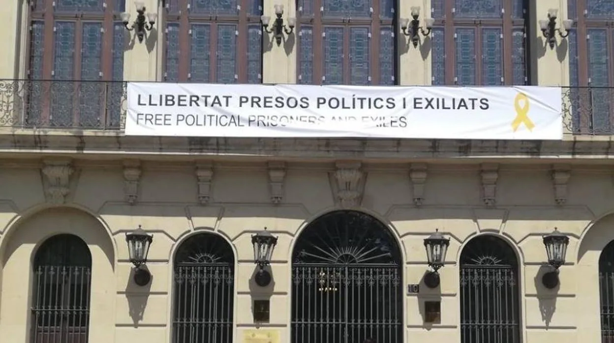 El alcalde de Lérida cuelga una pancarta secesionista del balcón
