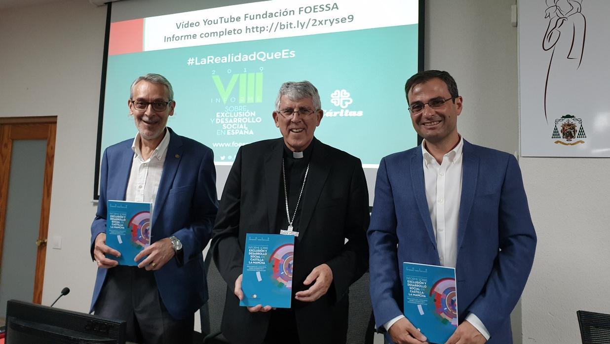 El arzobispo (centro) en la presentación del informe Foessa