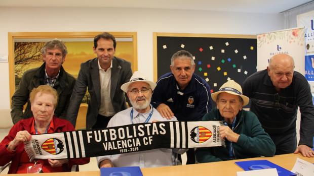 Los enfermos de Alzhéimer mejoran la memoria junto a exfutbolistas del Valencia CF