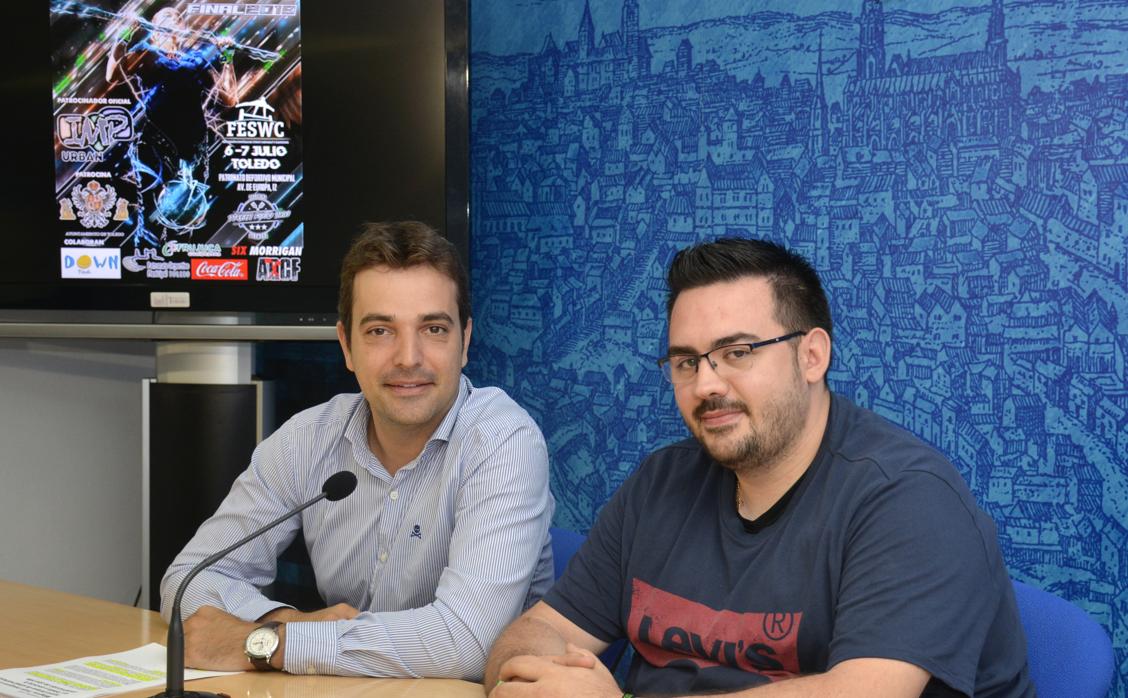 Pablo García, concejal de Deportes, y Javier Sánchez, presidente del club «Spartans Toletum», durante la rueda de prensa de presentación del campeonato de España