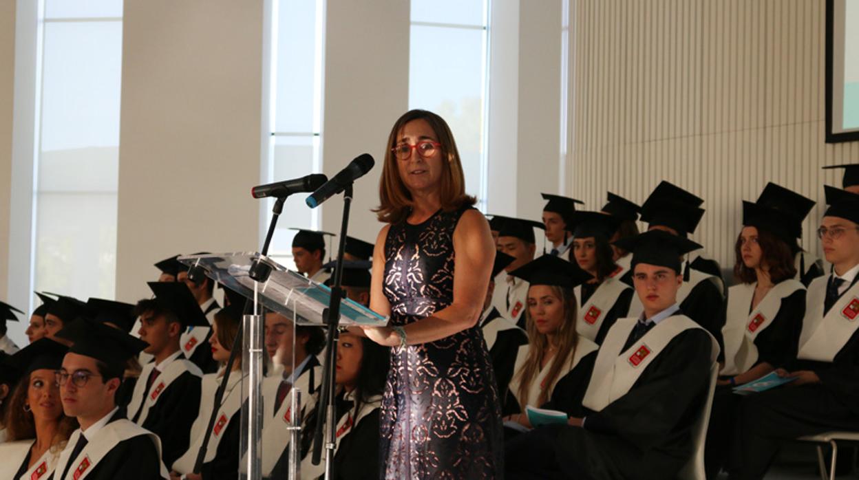 Imagen de Carmen Spinola dando su discurso como madrina de la 19ª promoción del Caxton College