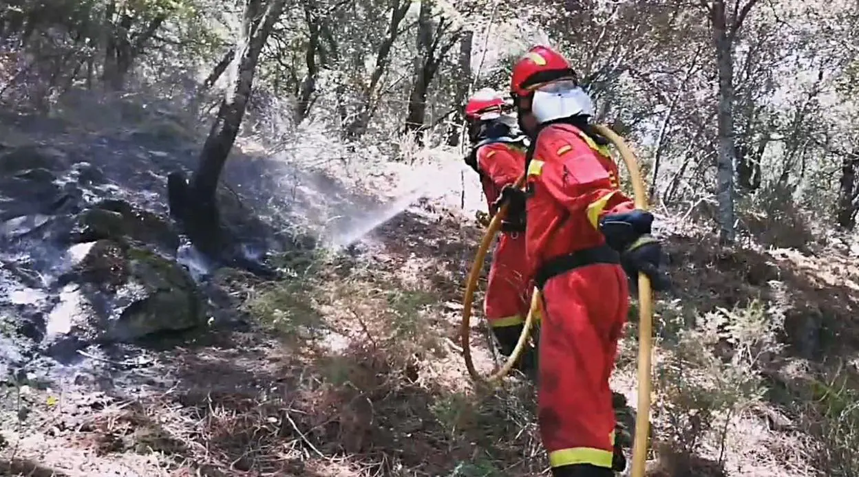 Dos bomberos en el incendio de Cadalso