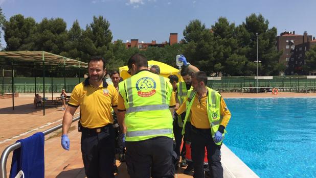 Un hombre en estado crítico al sufrir una parada cardiaca mientras buceaba en la piscina de Orcasitas