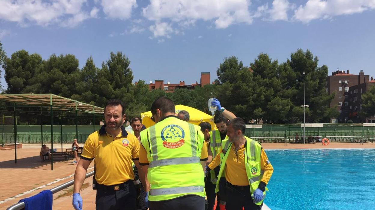 Personal sanitario atendiendo al hombre que ha entrado en parada cardiorrespiratoria