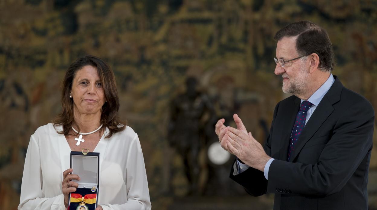 Ana Velasco recoge en 2015 la Medalla de la Orden del Mérito Constitucional a título póstumo para su madre, Ana María Vidal-Abarca, quien fuera propulsora de la Asociación de Víctimas del Terrorismo (AVT)