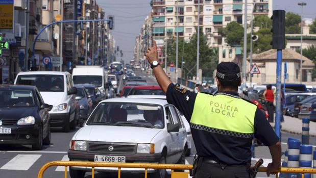 La Policía busca a un conductor fugado tras atropellar a un agente en Alicante