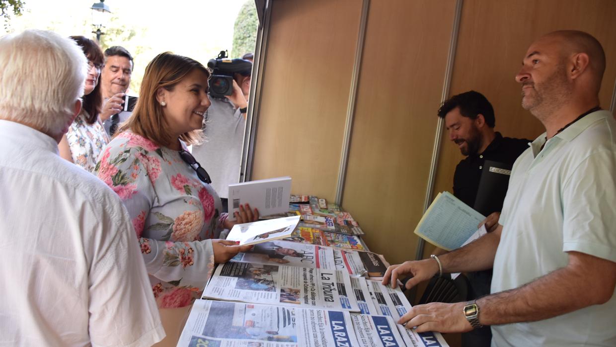 La alcaldesa, este miércoles, durante la visita a un quiosco de prensa