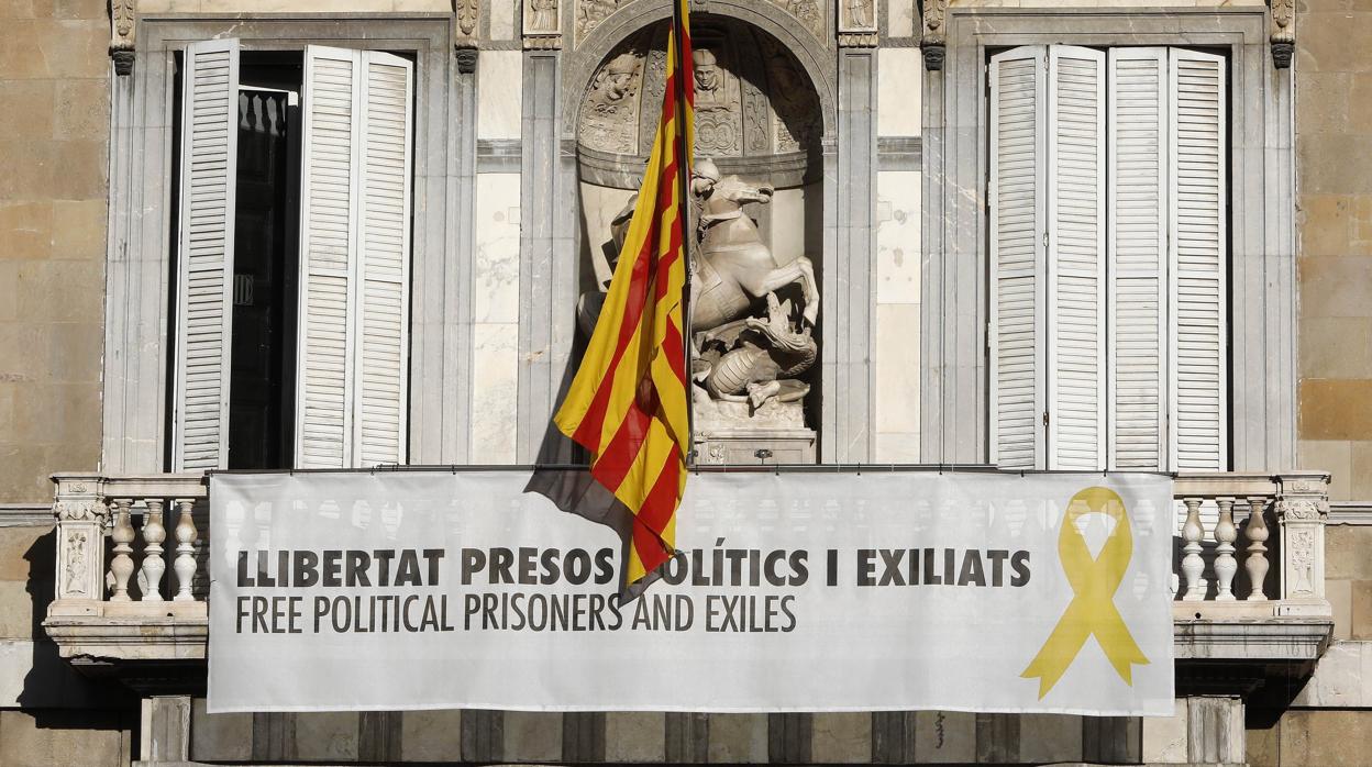 El balcón principal del Palau de la Generalitat, con símbolos partidistas en una imagen de archivo