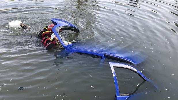 Sacan un coche de un Canal de Castilla y su propietario se entera de que se lo había robado