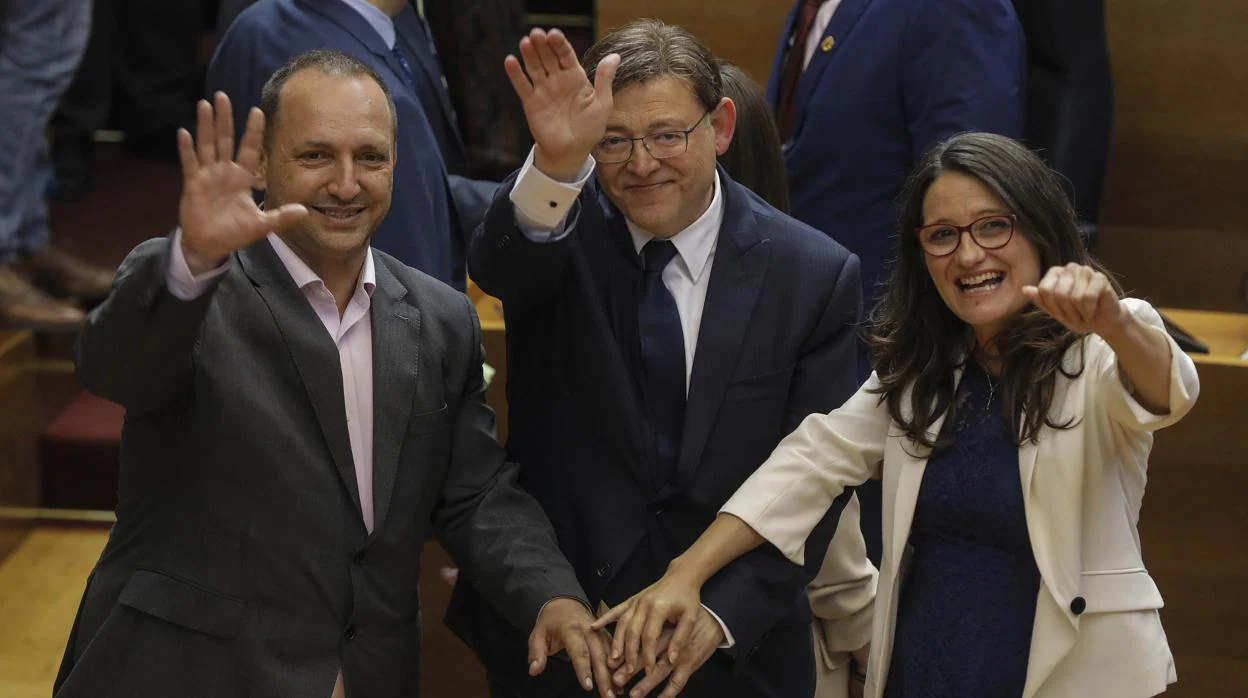Rubén Martínez Dalmau (Podemos), Ximo Puig (PSPV-PSOE) y Mónica Oltra (Compromís), en las Cortes Valencianas