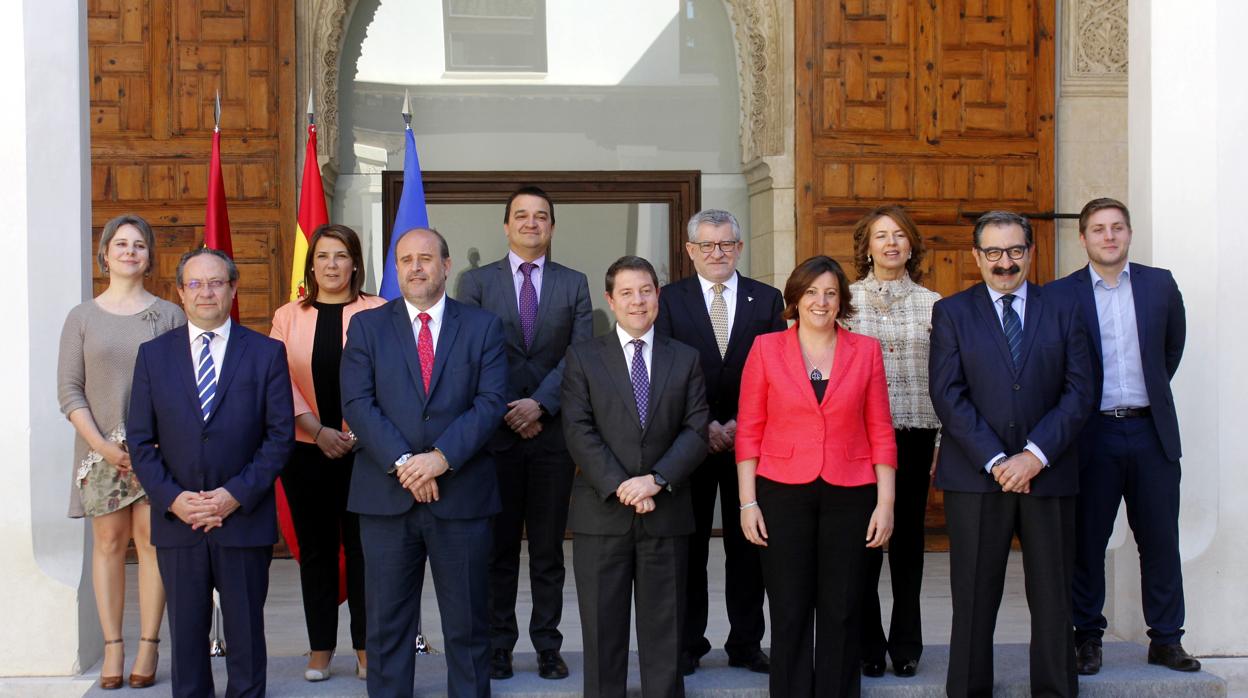 Emiliano García-Page (centro) junto a su equipo de Gobierno