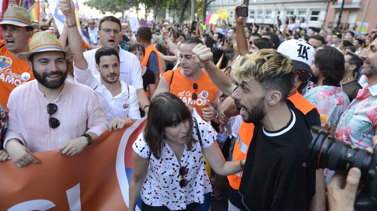 Un individuo increpa a los miembros de Ciudadanos, durante la marcha del Orgullo